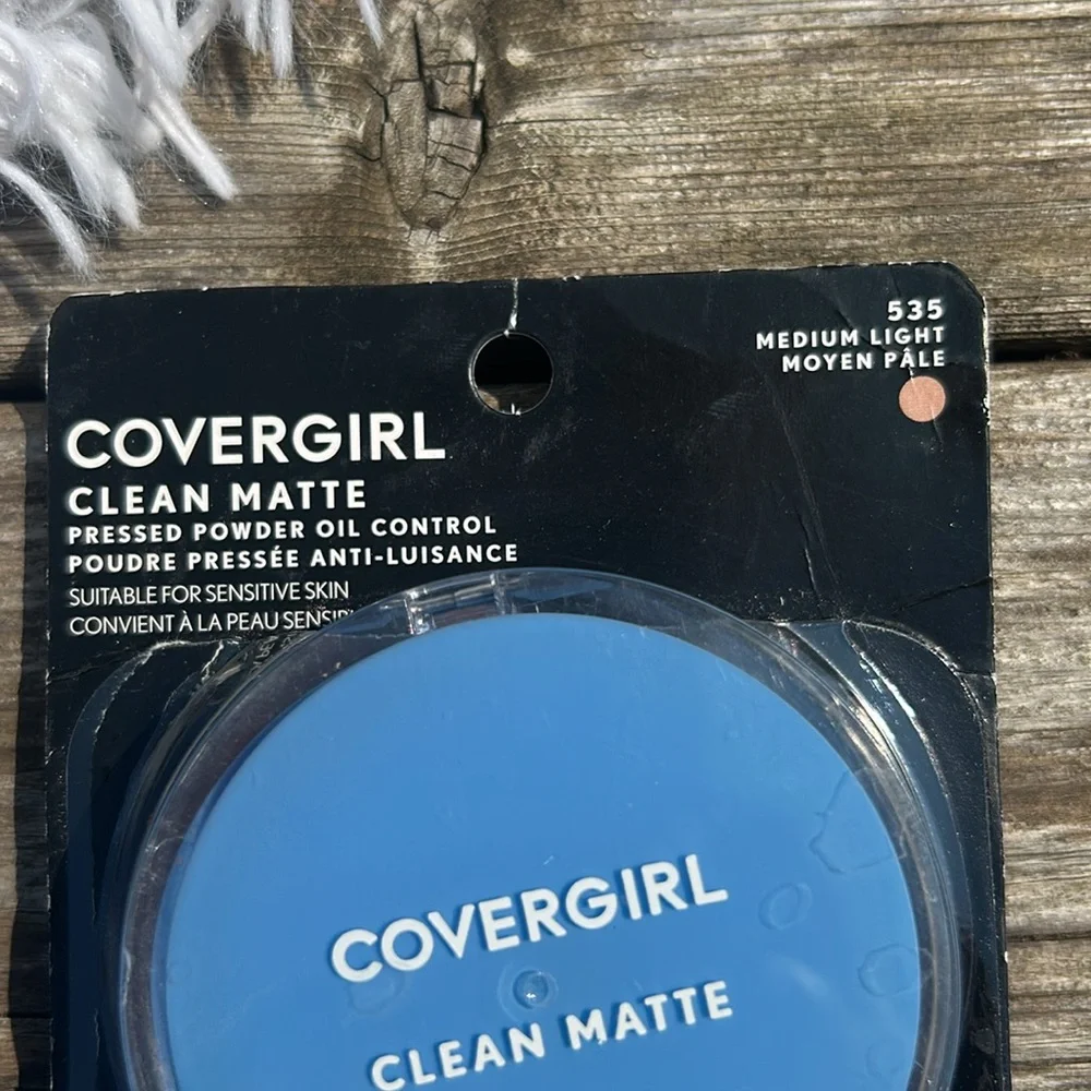 COVERGIRL Clean Matte Pressed Powder - Medium Light #535 - NEW